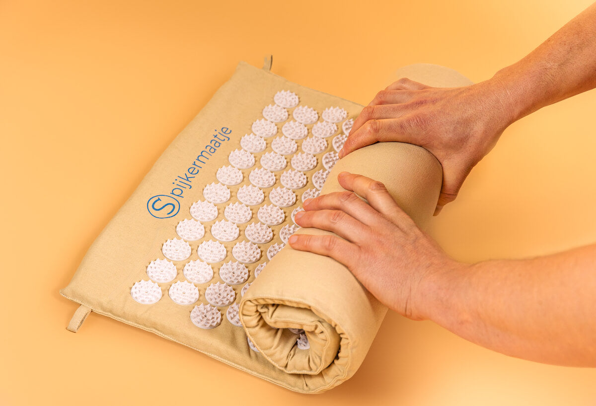 Ontspan tijdens drukte met Spijkermaatje.  Verminder stressgerelateerde klachten. Gebruik ons spijkermatje met ontspanningsoefeningen voor een makkelijke effectieve ontspanning tijdens jouw moment van zelfzorg.